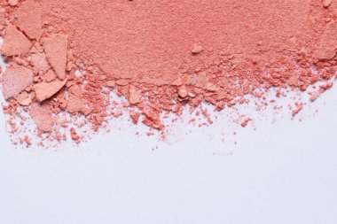 Beyaz arka planda ezilmiş göz farı