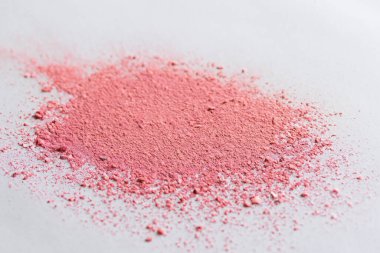 Beyaz arkaplanda pembe toz