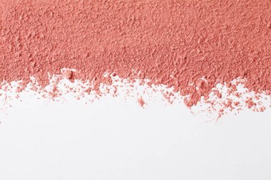 Beyaz arkaplanda kozmetik tozu ve makyaj fırçası