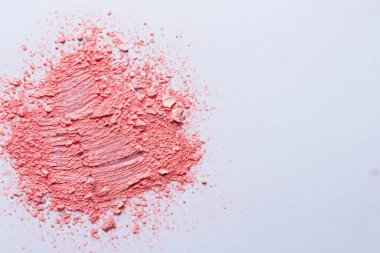 Beyaz arka planda ezilmiş göz farı