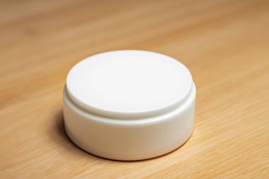 boş beyaz kozmetik kabı