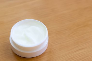 Hafif bir arka planda yüz bakımı için krem