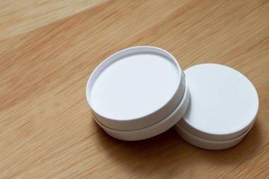 Gri arkaplandaki modelleme için boş kozmetik paketleme