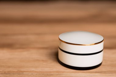 Tahta arka planda sütlü kahve fincanı