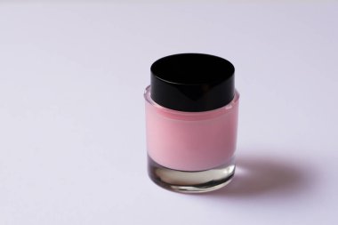 Pembe arka planda kozmetik şişesi