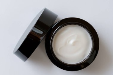 krema kavanozda ve beyaz arkaplanda, üst görünümde