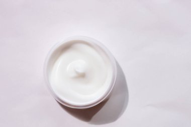 Nemlendirici krem, yüz kremi, cilt bakımı konsepti