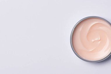 Yüzünde nemlendirici krem