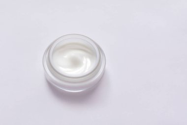 Kozmetik şişe, beyaz arka planda nemlendirici krem. cilt kremi, krem.