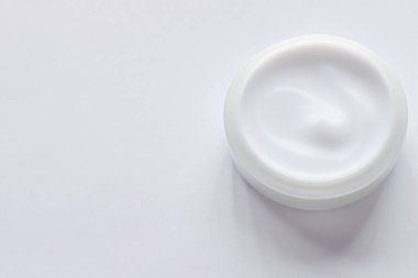 Beyaz arka planda beyaz plastik kase.