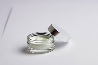 Kavanozlu kozmetik krem.