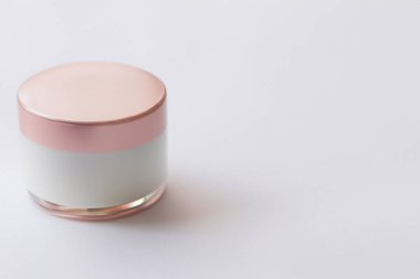 Beyaz bir arka plan üzerinde kozmetik için beyaz kavanoz