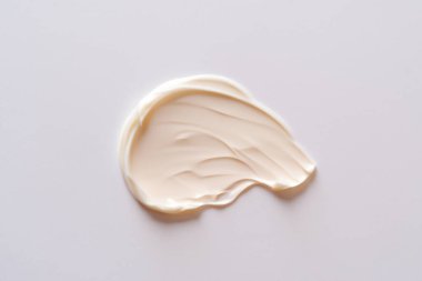 Bej arka planda beyaz kozmetik krem. düz yat