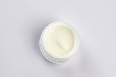 Beyaz arka planda krem kozmetik tüp modeli. en üstteki görünüm