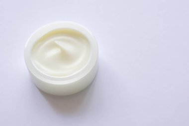 Beyaz bir arka planda beyaz krema.