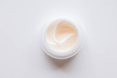 Beyaz arka planda izole edilmiş beyaz krem ya da losyon kozmetik krem şişesi ve metin için fotokopi alanı. Güzellik ürünü, cilt bakımı, vücut bakımı, nemlendirici..