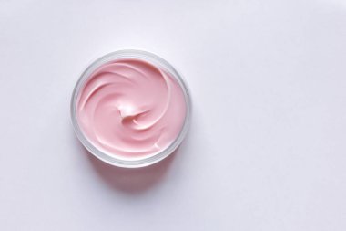 pembe bir arka plan üzerinde kozmetik krem