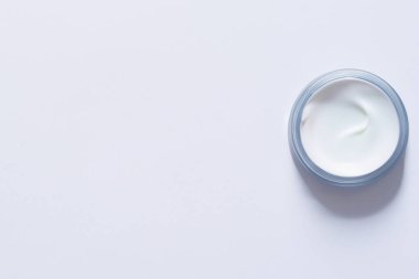 Beyaz arka planda krema ve krema, üst manzara, düz çizgi