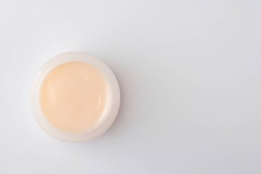 Beyaz arkaplanda boş cam kavanozun üst görünümü