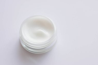 Cam şişede beyaz kozmetik krem
