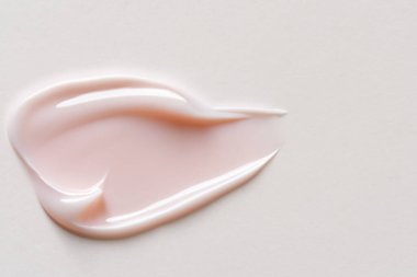 Beyaz mermer üzerinde kozmetik krem