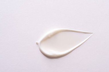 Beyaz arka planda krem ya da yüz kremi kozmetiği