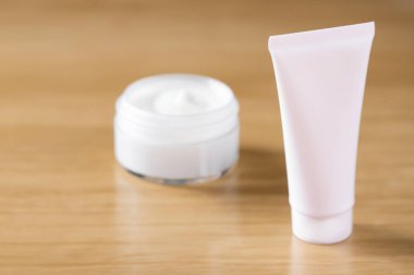 Beyaz arka planda krem ve kozmetik krem.