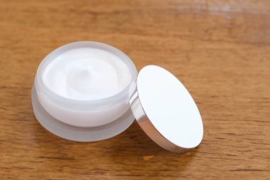 cilt için beyaz kozmetik krem