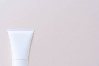 Beyaz arka planda beyaz bir kozmetik şişesi ve logonuz için boşluk