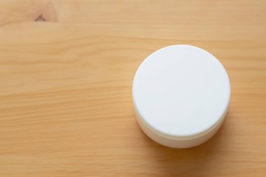 Ahşap masadaki temizleme için boş plastik kap, üst manzara. Metin için boşluk