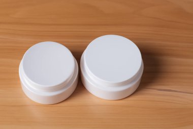 Masadaki yiyecek için boş yuvarlak konteynır. Teslimat veya paket için yiyecek konteynırı