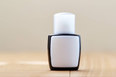 Beyaz tahta kutuda bir şişe parfüm.