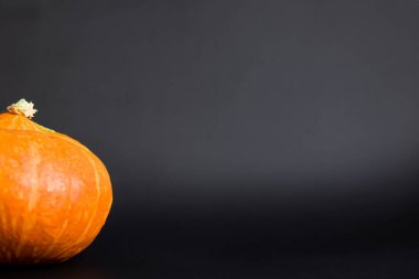 Siyah arka planda bir balkabağının yakın plan fotoğrafı.