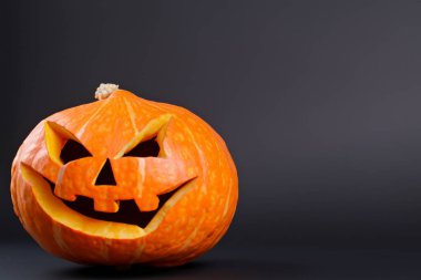 Siyah arka planda cadılar bayramı kabağı. Korkunç suratlı Cadılar Bayramı balkabağı. Cadılar Bayramı konsepti.