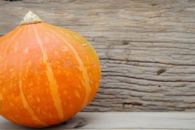 Turuncu ahşap masa üzerinde kabak.