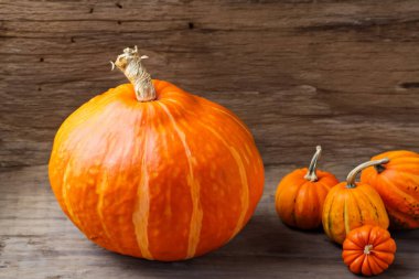 Tahta masada taze turuncu balkabakları, yakın plan.