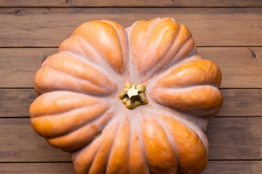 Tahta masadaki balkabağı