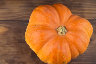 Tahta masada taze turuncu balkabakları.