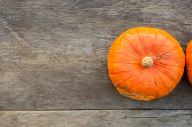 Ahşap arka planda iki balkabağı. Sonbahar arkaplanı. en üstteki görünüm