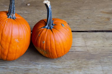 Ahşap arka planda balkabakları. Cadılar Bayramı arkaplanı