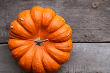 Ahşap masa arkasında balkabağı manzarası.