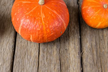 Turuncu balkabağı ve kuru portakal, kırsal ahşap arka plan, sonbahar hasat konsepti. Üst görünüm, boşluk kopyala