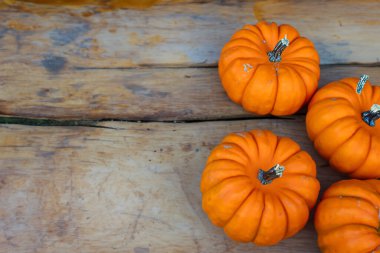Tahta masada taze portakal ve turuncu balkabağı..