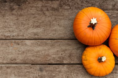 Ahşap arkaplanda kopya alanı olan Cadılar Bayramı kabağı.