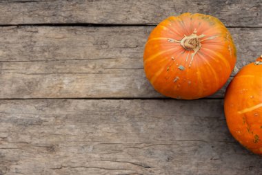 Ahşap masada Cadılar Bayramı balkabakları