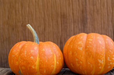 Ahşap arka planda Cadılar Bayramı Kabağı