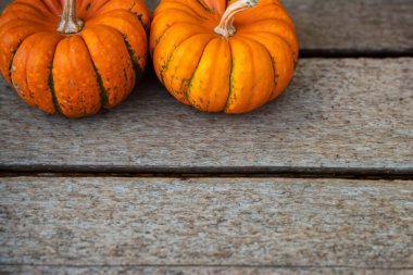 Tahta arka planda balkabakları, Şükran Günü konsepti. Sonbahar hasadı, Cadılar Bayramı.