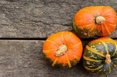 Kabaklar ahşap arka planda. Cadılar Bayramı konsepti. Üst görünüm, düz uzanma.