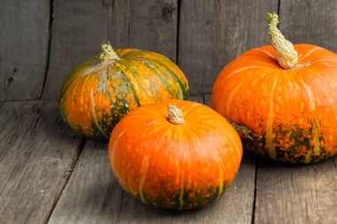 Kabaklar ahşap arka planda, metin için kopyalama alanı var. Cadılar Bayramı konsepti.