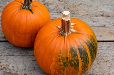 Tahta masadaki balkabakları